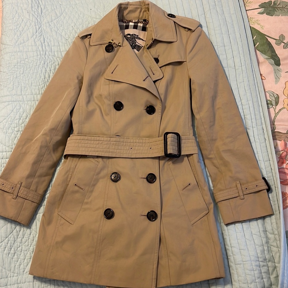 Burberry Sandringham short trench coat. Slim fit.